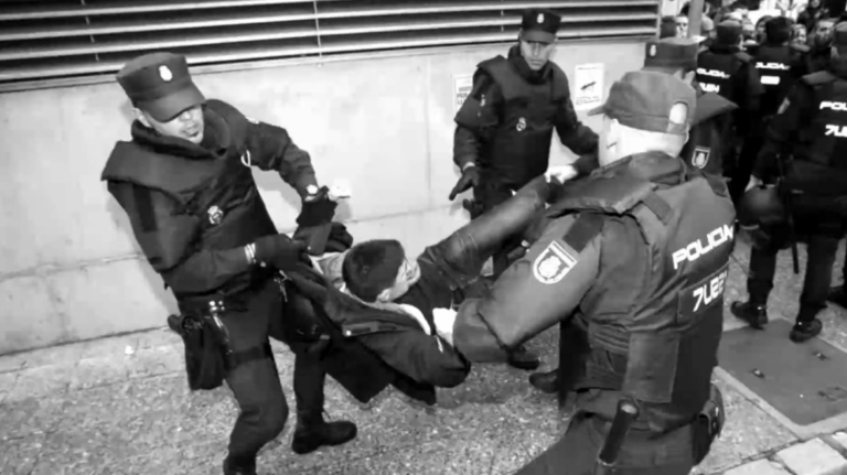 La policía empieza a hacer detenciones de madrugada en domicilios de manifestantes catalanes «¿Què volen aquesta gent…?»