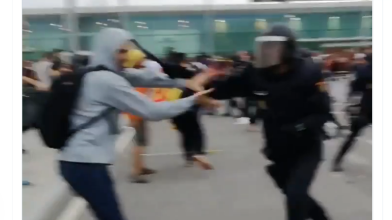 Videonoticia: Nuevo Vídeo del salvajismo de la Policía española contra la ciudanía catalana