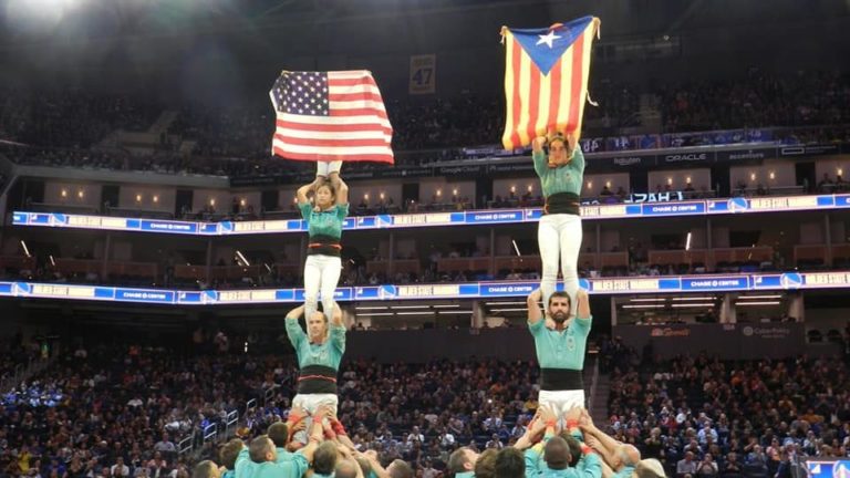 [Vídeo] ‘La Razón’ saca bilis por la Estelada de los Castellers de Vilafranca en un partido de la NBA