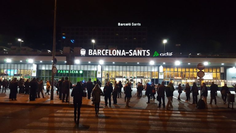 Los CDR emplazan a «rodear» la estación ferroviaria de Sants en Barcelona