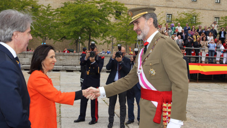 Una Margarita Robles angustiada y amenazante asegura que «la llamada a la desobediencia de Torra es inaceptable»