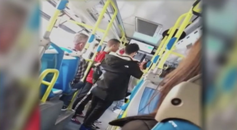 VÍDEO | Ataque racista a una mujer hispanoamericana en un autobús de Madrid: «Vete a tu puto país»