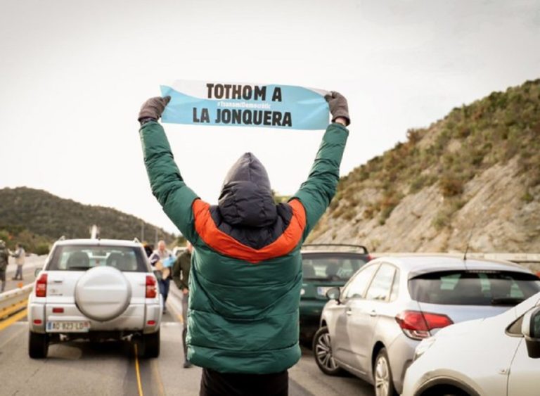 [FOTOGALERIA] #TothomalaJonquera El impresionante corte de la Jonquera convocado por el Tsunami Demcoràtic