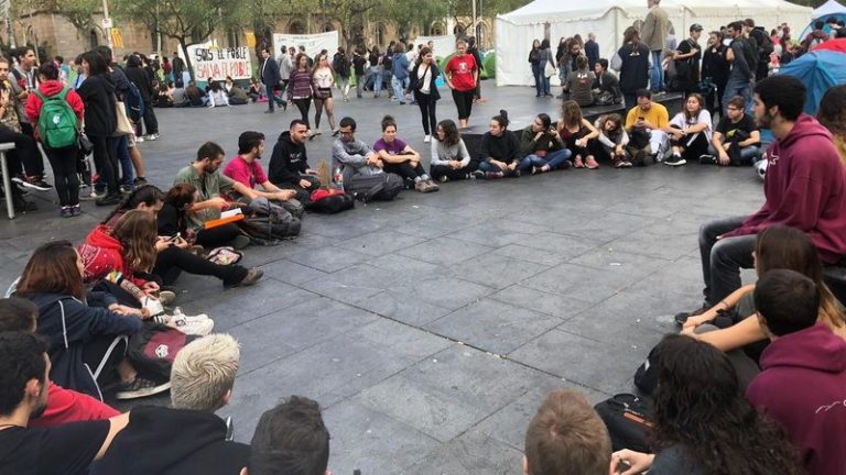 Asamblea de crisis de los acampados, que se plantean si marchar o no