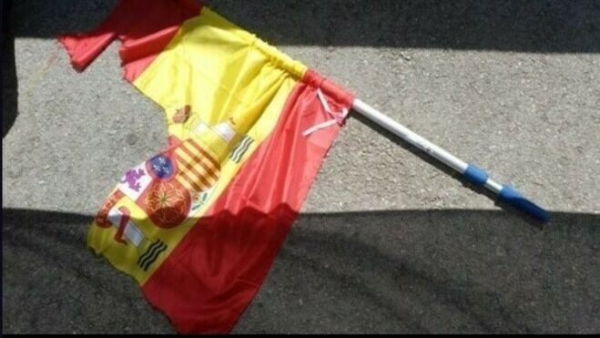 Un juez multa a tres estudiantes por rajar una bandera española en 2016