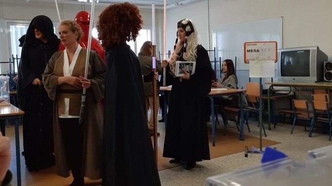 Anecdotas en el 10-N: Desde la hija de Torra presidiendo la mesa de su voto, a fans de Star Wars con «full equip»