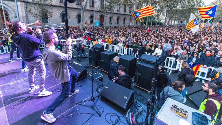 Miles de participantes en el acto de Tsunami Democràtic en la jornada de reflexión en Catalunya