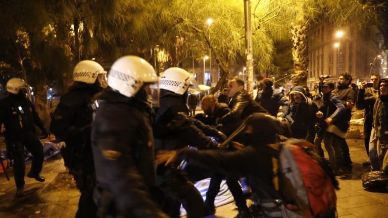 [Vídeo] Exito de la acampada en Plaça Universitat tras 21 días y brutal desalojo por el que se pide la dimisión de la Alcaldesa Colau