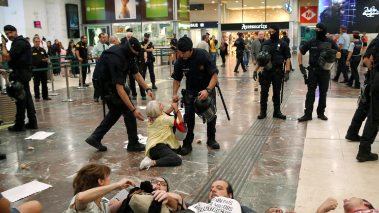 [Vídeo] La policia desaloja la exitosa protesta activa de Barcelona Sants