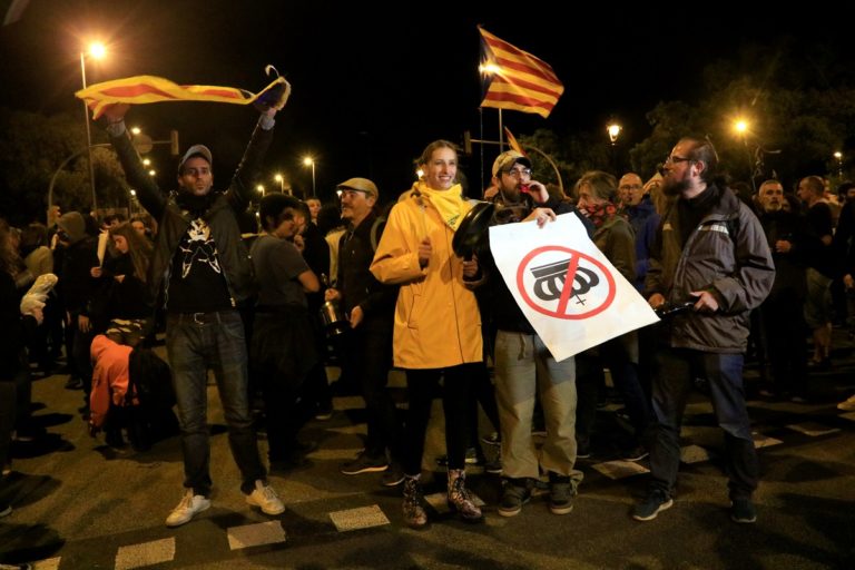 [VIDEO] Más de 2.000 persones en Barcelona en una cacerolada contra los Borbones