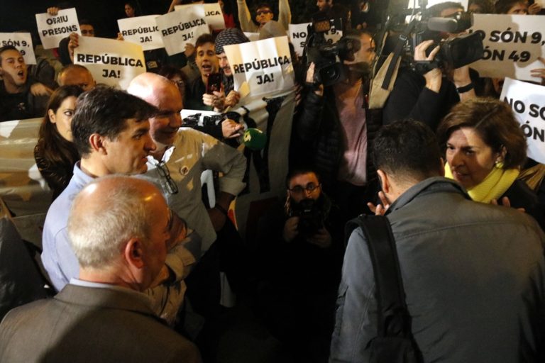 [Fotos] Protestas contra ERC en un acto en Girona: «Es la nueva Convergencia»