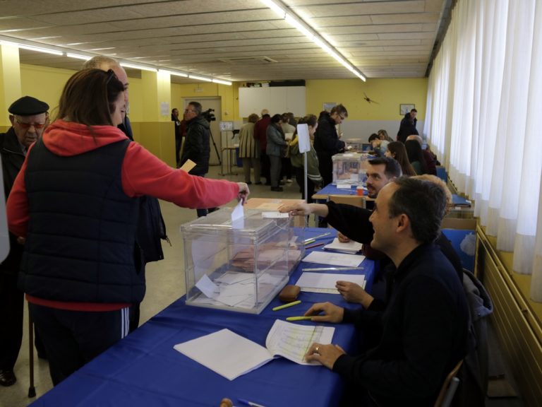 La participación cae 3,88 puntos a las 18.00 horas respecto al 28A y se sitúa en el 56,86%