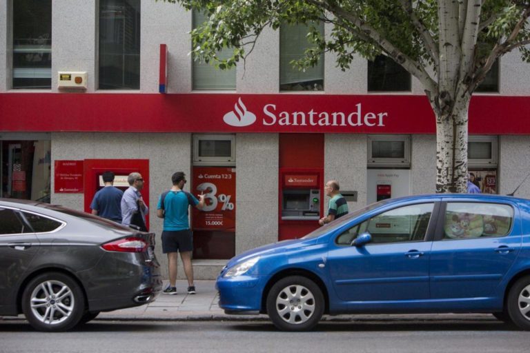 El Banco Santander, uno de los principales financiadores de las centrales de carbón