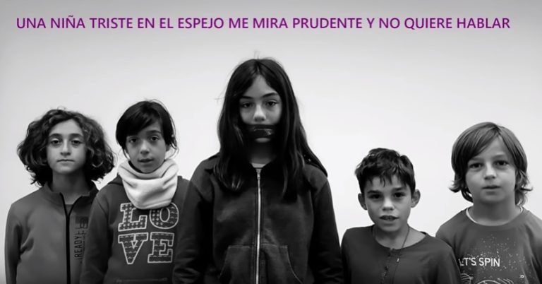 La puerta violeta en un bar.