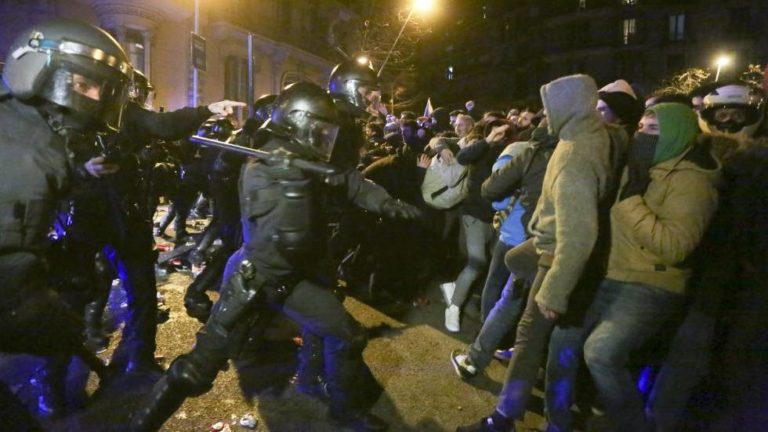 La actuación de los Mossos en el Camp Nou deja 10 detenidos y 16 personas en el hospital
