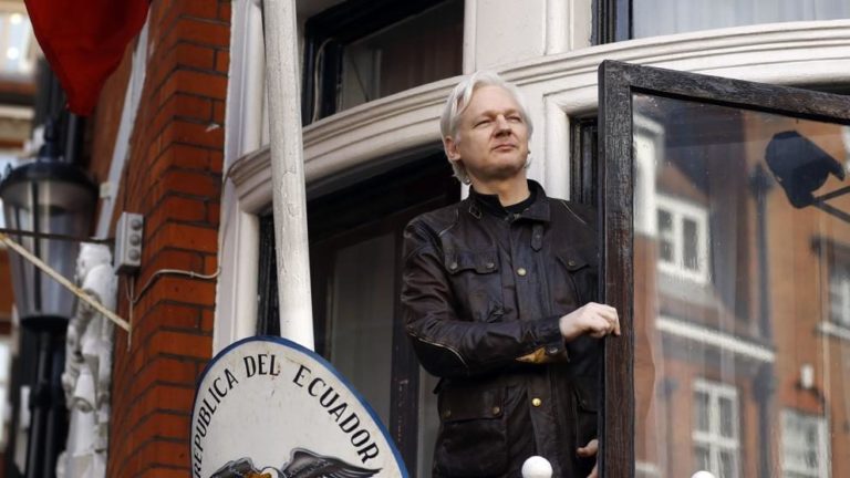 Julian Assange testifica que una empresa española de seguridad le traicionó y espió en Londres