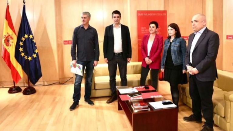 EH Bildu pide para apoyar al PSOE, revisar la política de prisiones y los recortes sociales, la plurinacionalidad y el referéndum