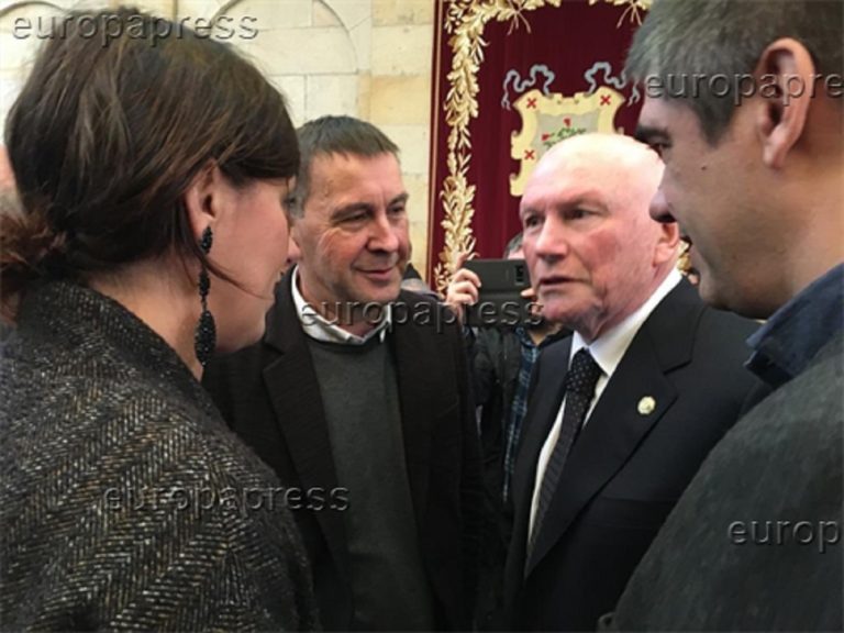 Otegi recuerda «el exilio» de Puigdemont tras participar en el homenaje de los lehendakaris exiliados en la guerra civil