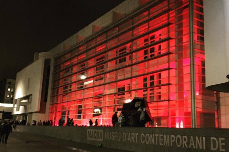 Fachada del MACBA iluminada de color rojo para conmemorar el Dia Mundial de la SIDA