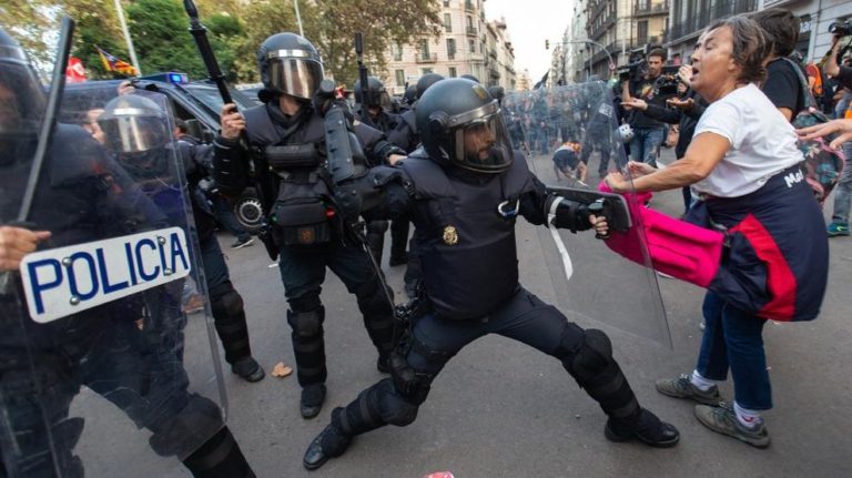 [Vídeo] Orgía catalanofóbica de la Policía española para celebrar sus 196 años de historia