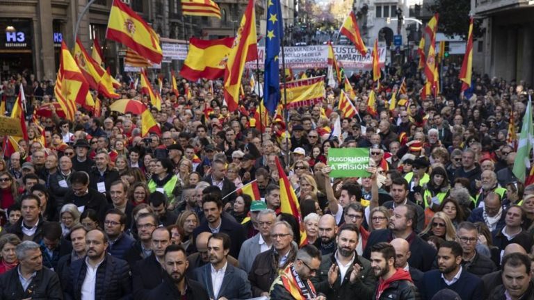 [Vídeo] Abucheos contra la plataforma de ultraderecha «España Existe» en la manifestación de Vox por varios Ayuntamientos