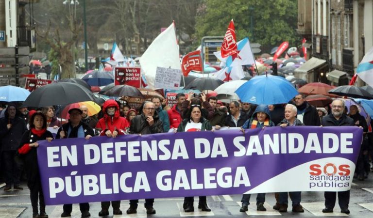 Miles de personas toman las calles de Santiago contra las políticas sanitarias del Gobierno de Feijóo