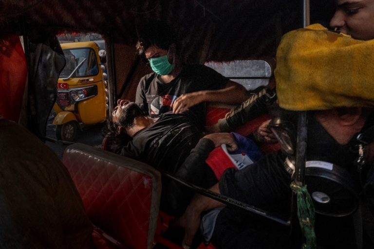 [FOTONOTICIA] Un manifestante inconsciente en una fotografía de Ricard García Vilanova sobre protestas en Irak (2019) candidata a la mejor fotografía de actualidad del World Press Photo 2020