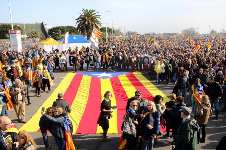 [FOTOGALERIA] Multitudinario acto independentista en Perpinyà el día que Puigdemont pisa suelo catalán (Països Catalans)