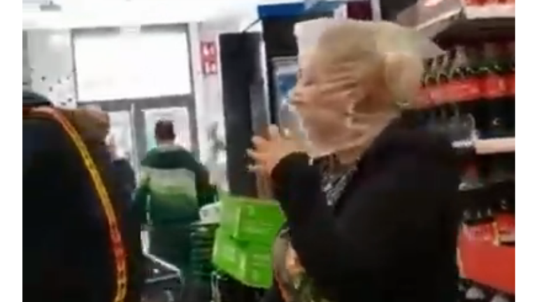 Coronavirus #MarcaEspaña: Una familia compra en Mercadona con bolsas de plástico en la cabeza