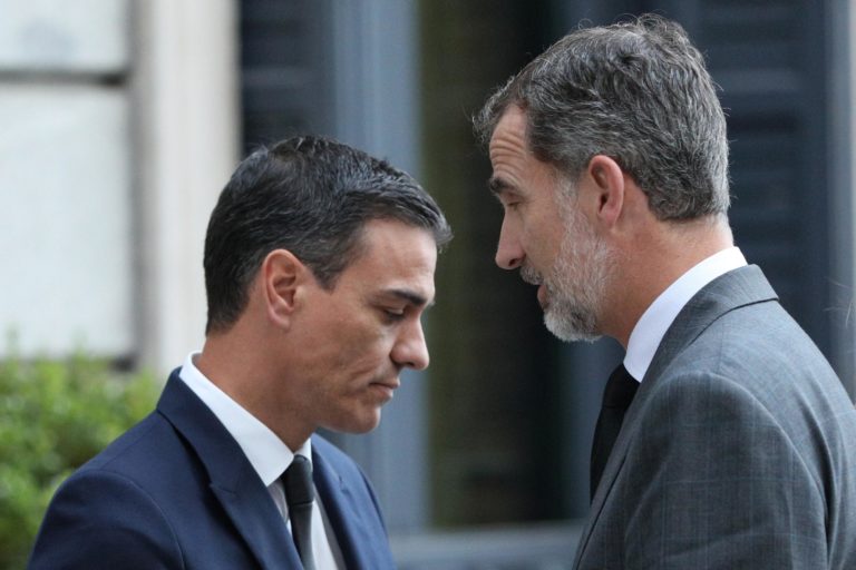 Felipe VI destroza a Pedro Sánchez con la huida de Juan Carlos I