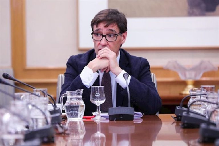 El ministro Illa en la cuerda floja: Sanidad devuelve 650.000 test no fiables