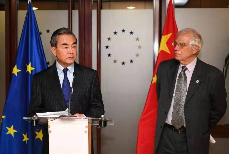 Medios internacionales señalan a Borrell de someterse a China para rebajar datos sobre desinformación del Covid-19