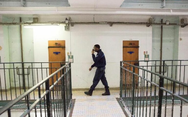 Exito de Francia con el confinamiento de presos en sus domicilios, algo a lo que se niega España