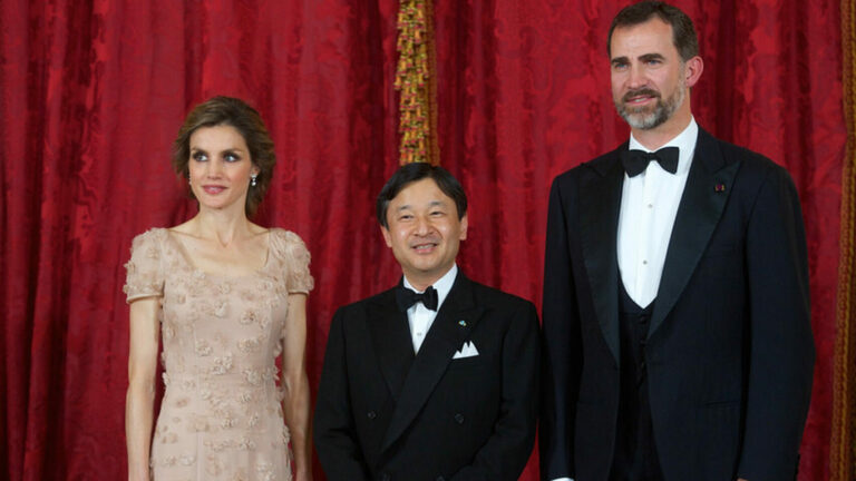 El mundo al revés: El Rey Felipe quiere aconsejar al Emperador de Japón del Estado de Emergencia