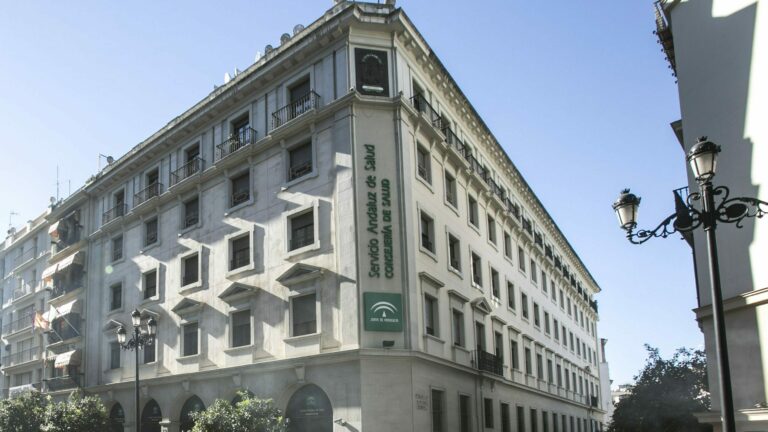 Tinieblas en la Pandemia: La sanidad andaluza se ampara en una orden del Gobierno para imponer la ley del silencio a sus sanitarios