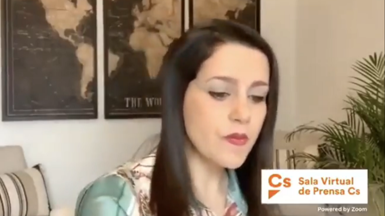 Una niña hace interesante la rueda de prensa de Inés Arrimadas colándose en directo