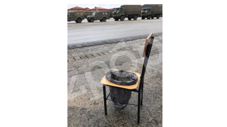 Escándalo en Defensa: Los soldados tienen que hacer sus necesidades en una silla agujereada