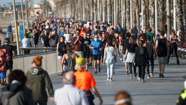 Miles de personas salen a pasear o a hacer deporte por primera vez tras 48 días confinados