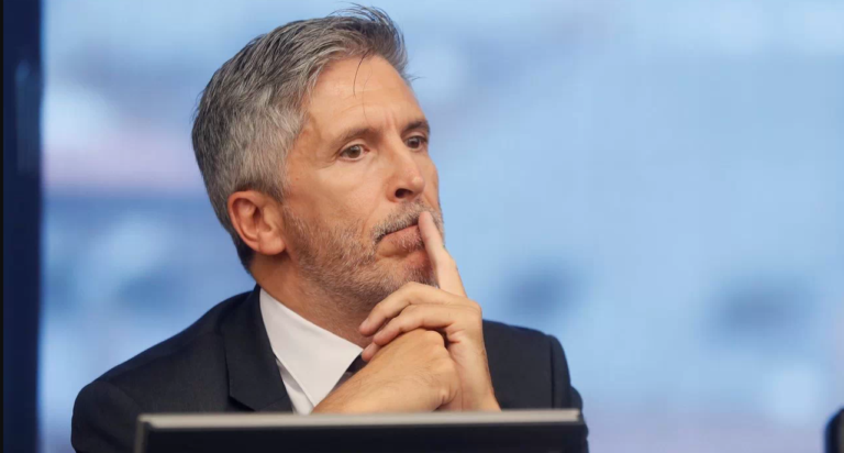 Interior compra a Correos miles de ‘mascarillas’ por más del doble de su precio