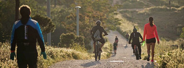 Detenida una corredora en Barcelona por morder y agredir a un mosso, muere un hombre mientras paseaba y un ciclista está grave tras un infarto
