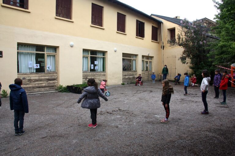 La vuelta al colegio en Francia: 70 escuelas han tenido que cerrar en su primera semana al detectarse casos de COVID-19