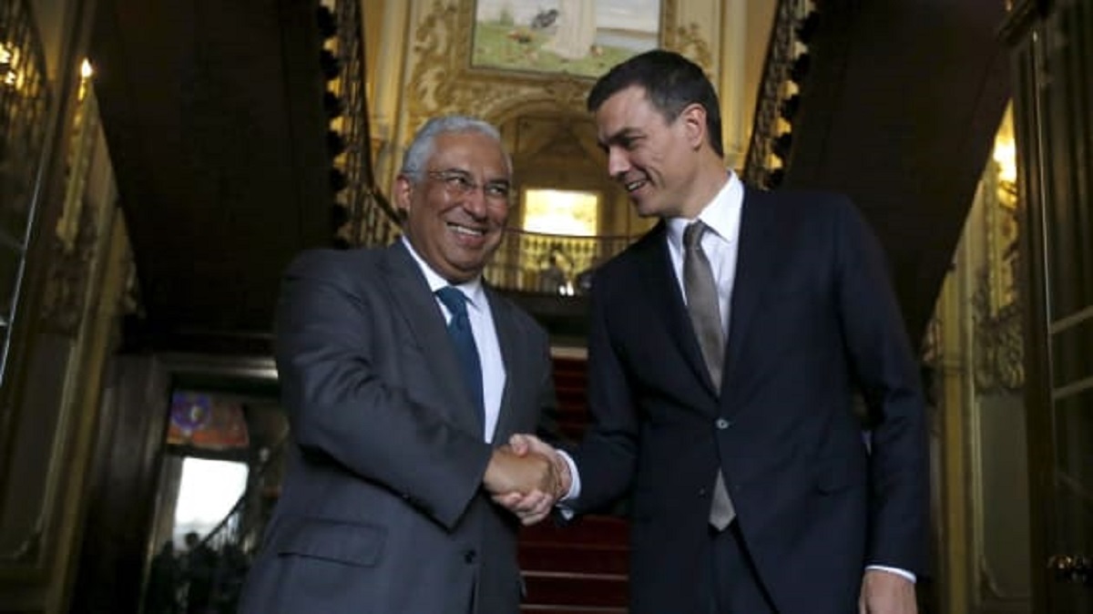 El primer ministro portugués, Antonio Costa con el presidente español Pedro Sánchez