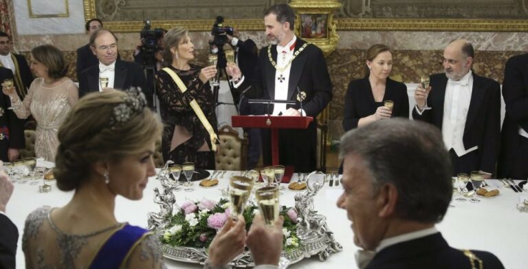 Indignante: Un feudal Felipe VI habla con la nobleza para que regale leche y aceite a los pobres