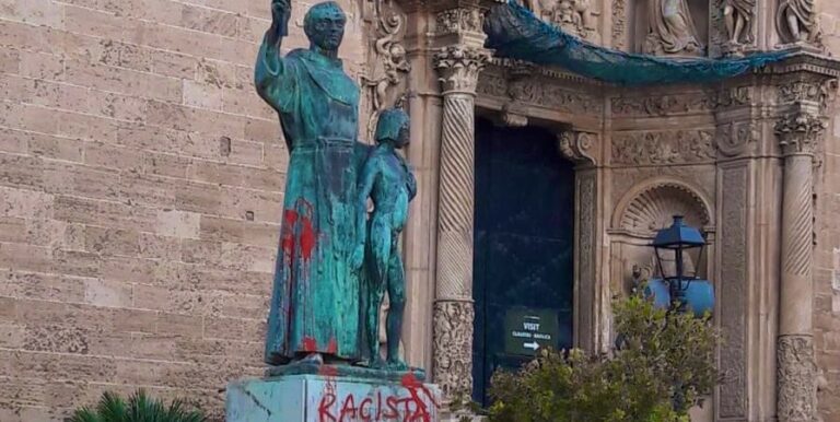 Avanza el antigenocidio español: Vandalizan la estatua de Fray Junípero en Palma después de que una concejala apostara por retirarla