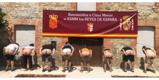 Jóvenes de Navarra reciben a los reyes de España en su ‘blanqueo tour’ con el culo al aire