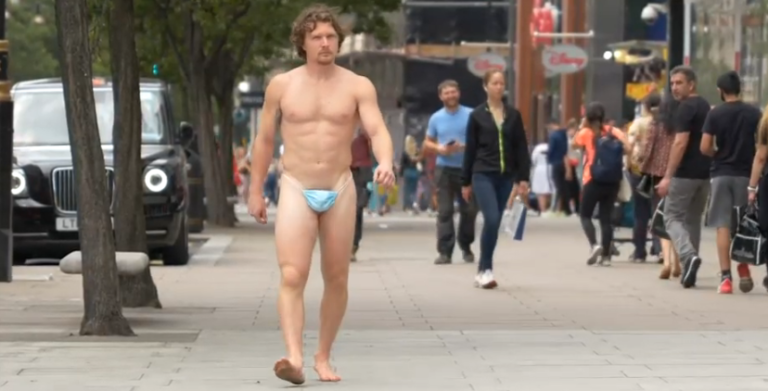 [Vïdeo] Un hombre pasea por el centro de Londres a modo de protesta, tapado solo con una mascarilla