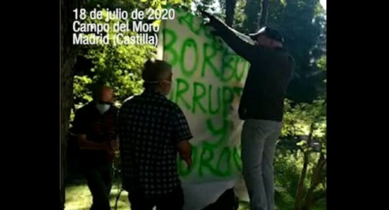 [Vídeo] Escándalo junto al Palacio Real: Colocan una pancarta de “Borbones corruptos” en un busto de Juan Carlos I