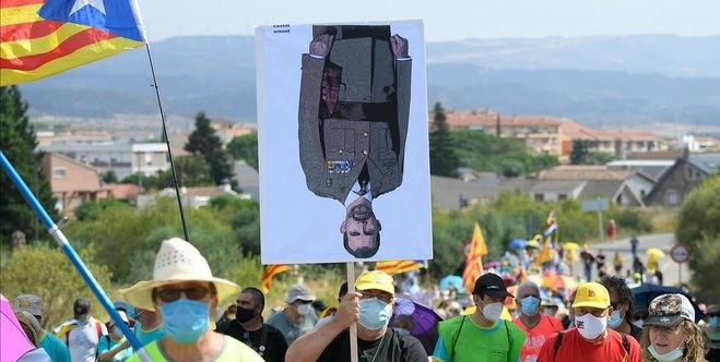 [Vídeo] Se paraliza el AVE a Girona con neumáticos ardiendo y manifestación en Poblet por la visita real