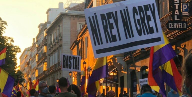 Cientos de personas se manifiestan contra la corrupta Monarquía en el centro de Madrid
