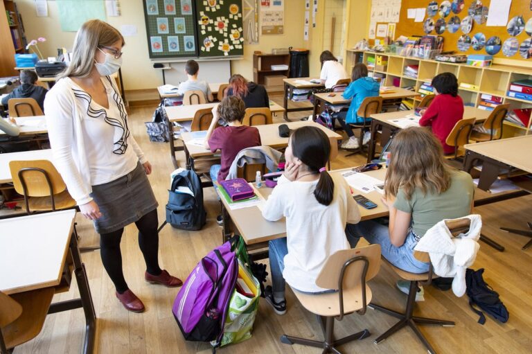 Maestros y profesores ante el COVID-19: la huelga se extiende de Madrid a Cataluña